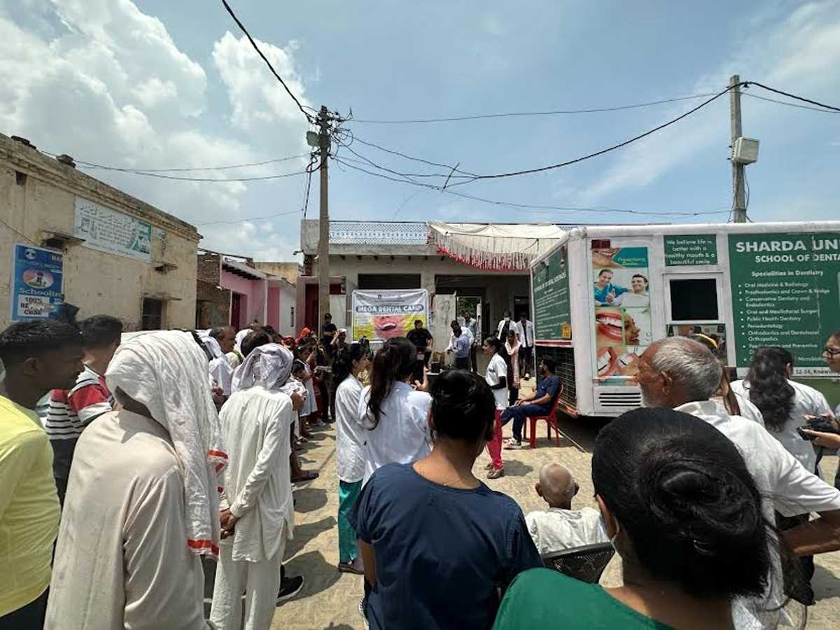 सार्वजनिक स्वास्थ्य दंत चिकित्सा सप्ताह में लोगों के दांत की हुई जांच